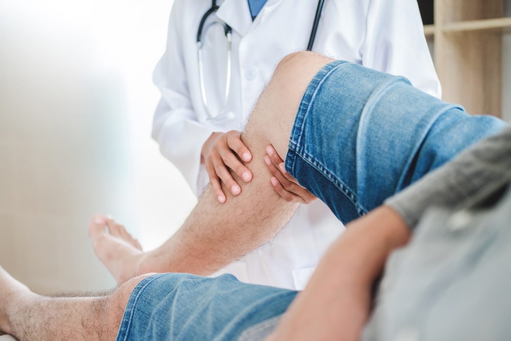 doctor consulting with patient knee problems